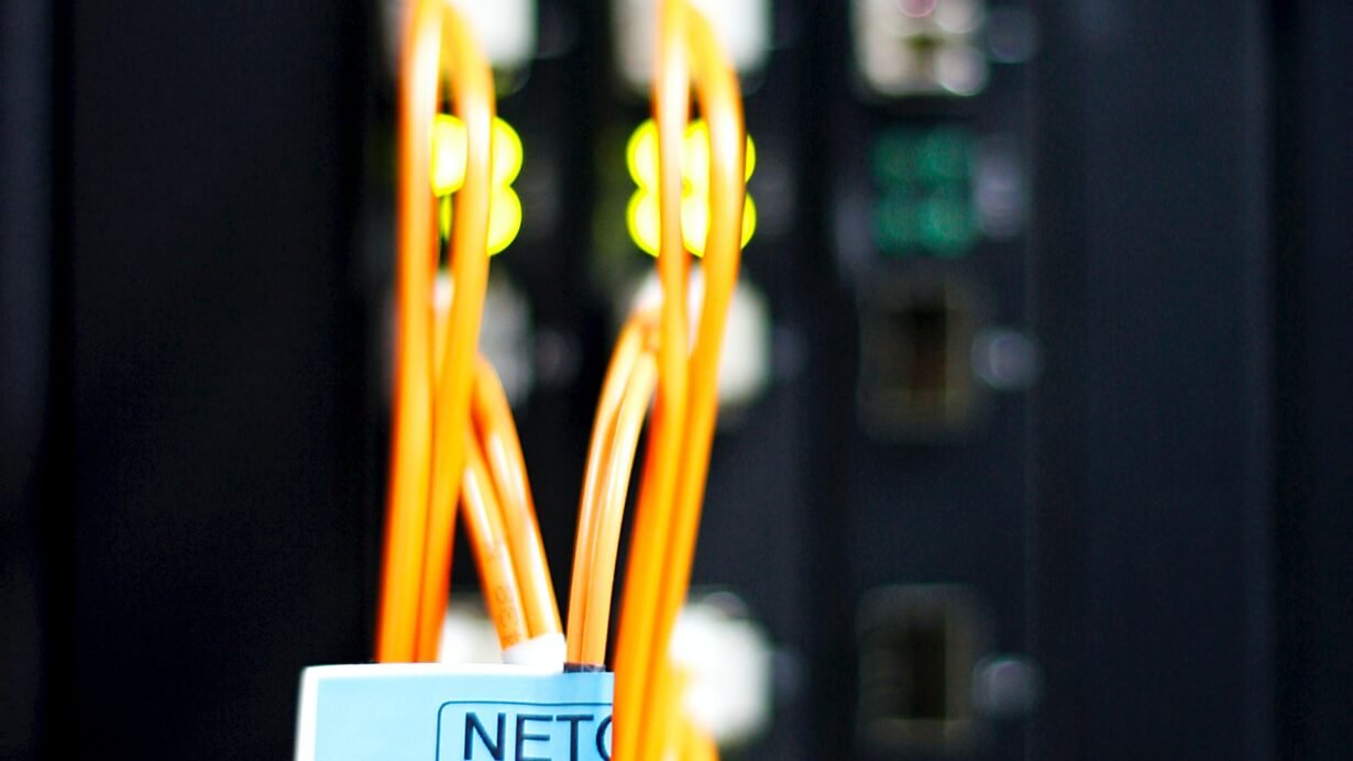 Câbles orange connectés à un serveur informatique moderne