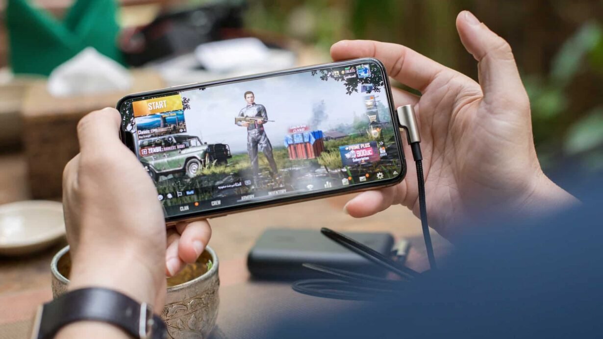Personne jouant à un jeu vidéo sur un smartphone