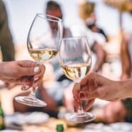 Deux verres de vin blanc trinquent lors d'une réunion amicale