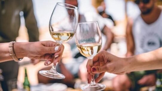 Deux verres de vin blanc trinquent lors d'une réunion amicale