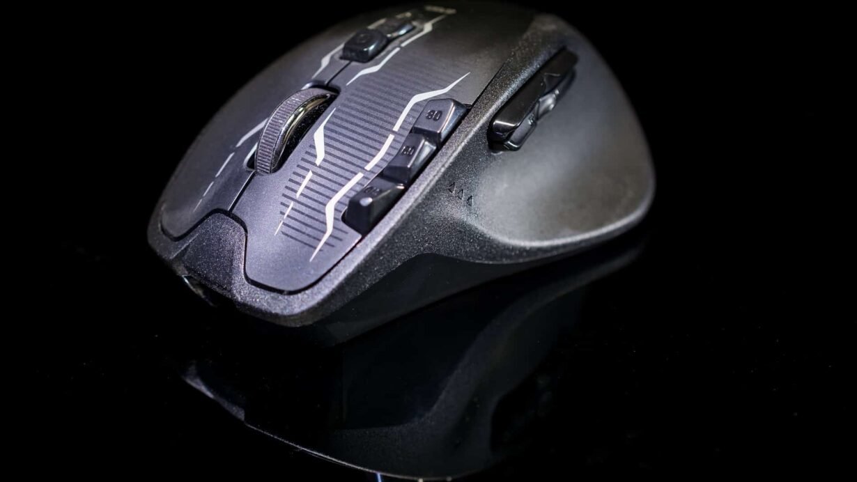 Souris de gaming noire avec boutons supplémentaires