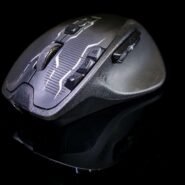 Souris de gaming noire avec boutons supplémentaires