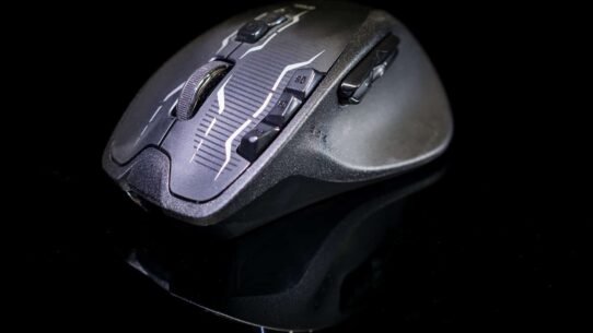 Souris de gaming noire avec boutons supplémentaires