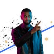 Homme en veste en cuir pointant du doigt sur fond graphique