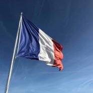 Drapeau français flottant sur fond de ciel bleu