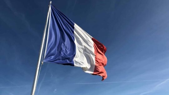 Drapeau français flottant sur fond de ciel bleu