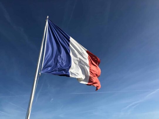 Drapeau français flottant sur fond de ciel bleu