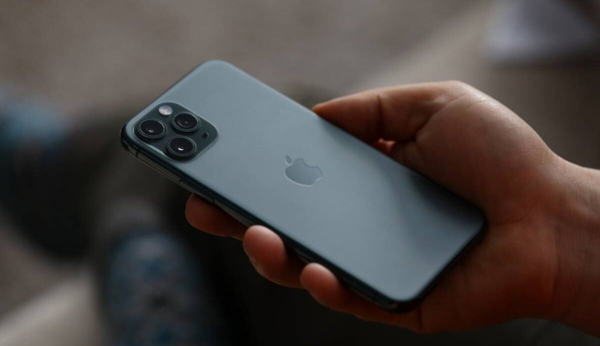 Personne tenant un smartphone moderne gris