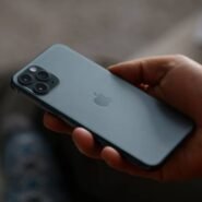 Personne tenant un smartphone moderne gris