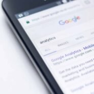 Écran d'un smartphone affichant une recherche Google pour analytics