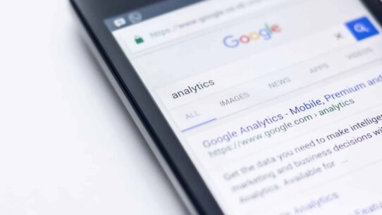 Écran d'un smartphone affichant une recherche Google pour analytics
