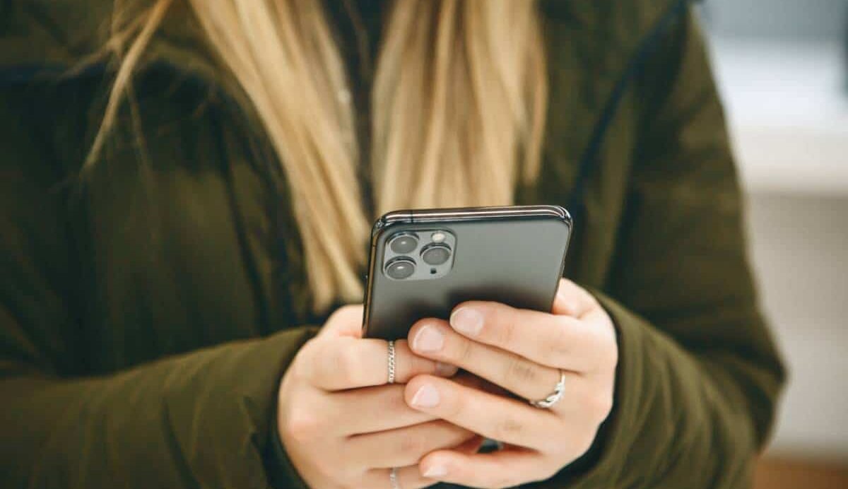 Personne tenant un smartphone moderne dans ses mains