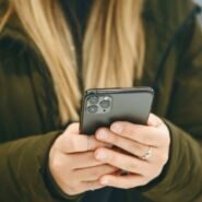 Personne tenant un smartphone moderne dans ses mains