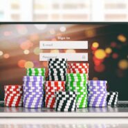 Jetons de casino devant un ordinateur portable