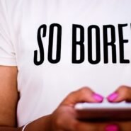 T-shirt blanc portant le texte So Bored