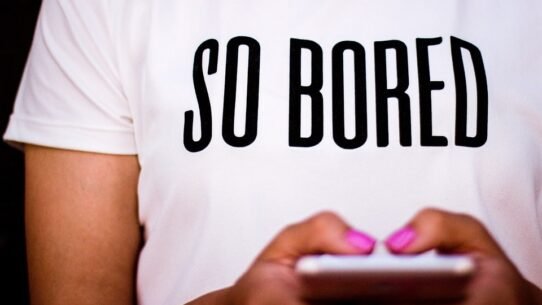 T-shirt blanc portant le texte So Bored