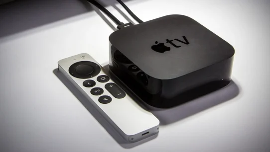 Apple TV 4K en gros plan sur une table