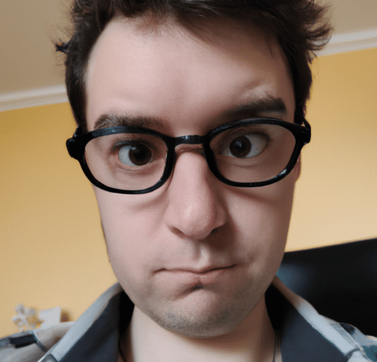 Homme portant des lunettes noires avec une expression amusante