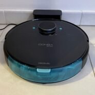 Robot aspirateur noir sur sa station de charge