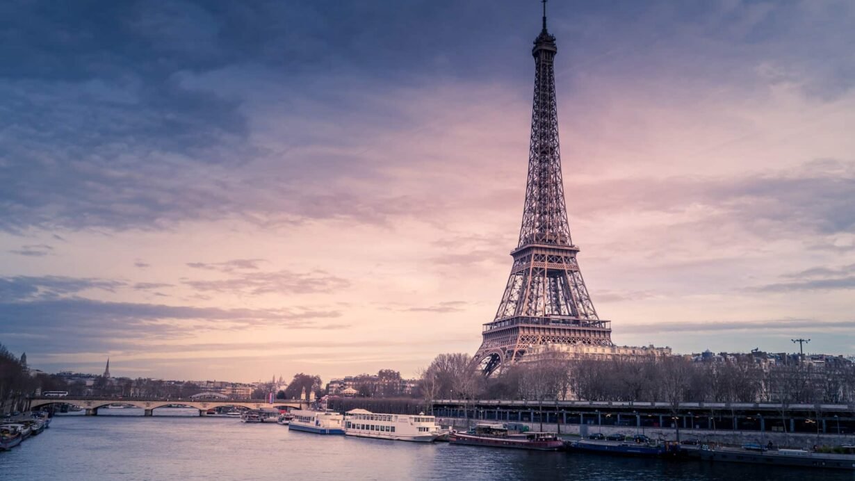 Vue de la tour Eiffel au crépuscule depuis la Seine
