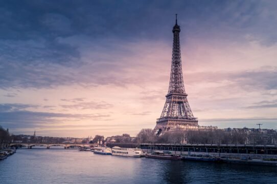 Vue de la tour Eiffel au crépuscule depuis la Seine
