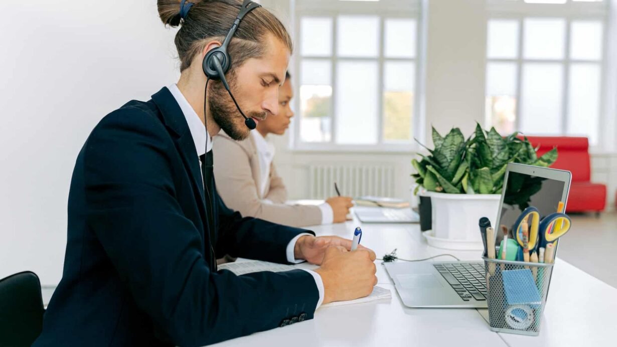 Homme avec casque travaillant dans un bureau moderne