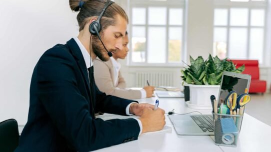 Homme avec casque travaillant dans un bureau moderne