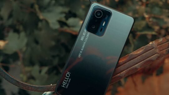 Smartphone avec coque en verre et inscription motivante