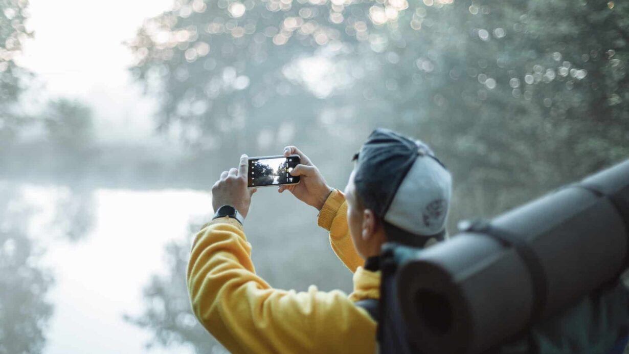Personne prenant une photo d'un paysage naturel avec un smartphone