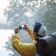 Personne prenant une photo d'un paysage naturel avec un smartphone