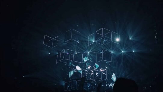 Cubes lumineux flottant dans le noir lors d'un concert