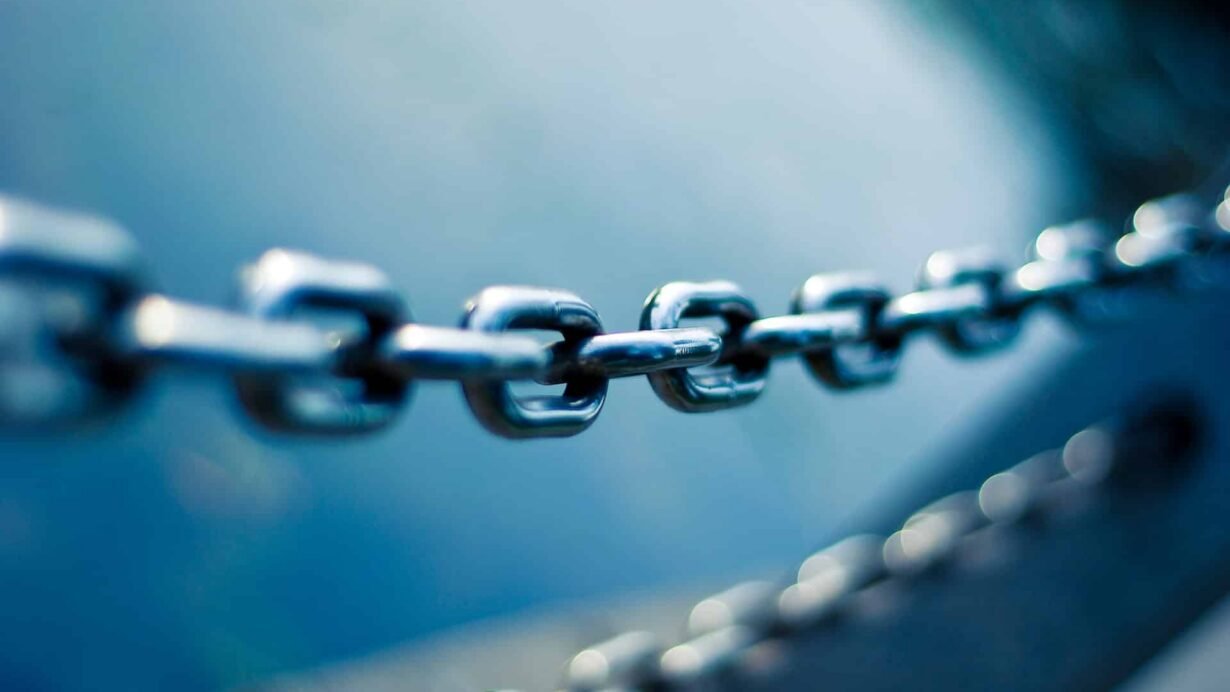 Gros plan sur une chaîne métallique argentée