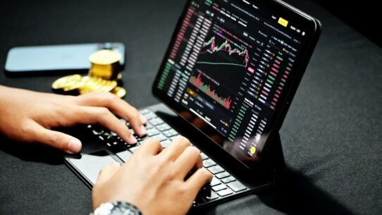 Personne utilisant un ordinateur portable pour analyser les marchés financiers