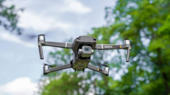 Drone survolant un espace vert avec ciel bleu en arrière-plan