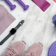 Accessoires de fitness comprenant haltères, tapis et vêtements de sport