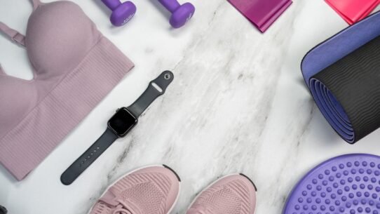 Accessoires de fitness comprenant haltères, tapis et vêtements de sport