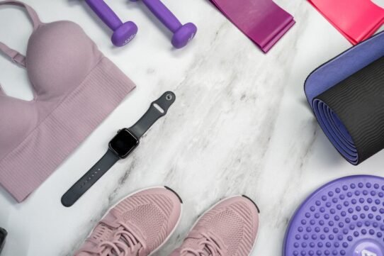 Accessoires de fitness comprenant haltères, tapis et vêtements de sport