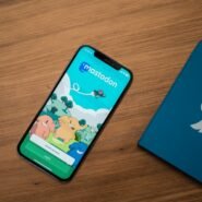 Téléphone affichant l'application Mastodon à côté d'un carnet Twitter