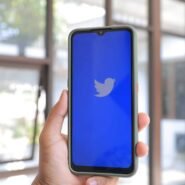 Main tenant un smartphone avec l'application Twitter ouverte