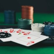 Cartes de poker et jetons sur un clavier d'ordinateur