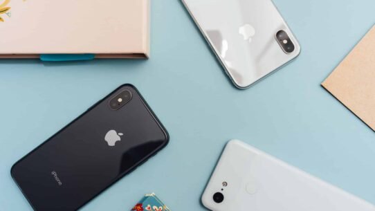 Trois smartphones posés sur un fond bleu
