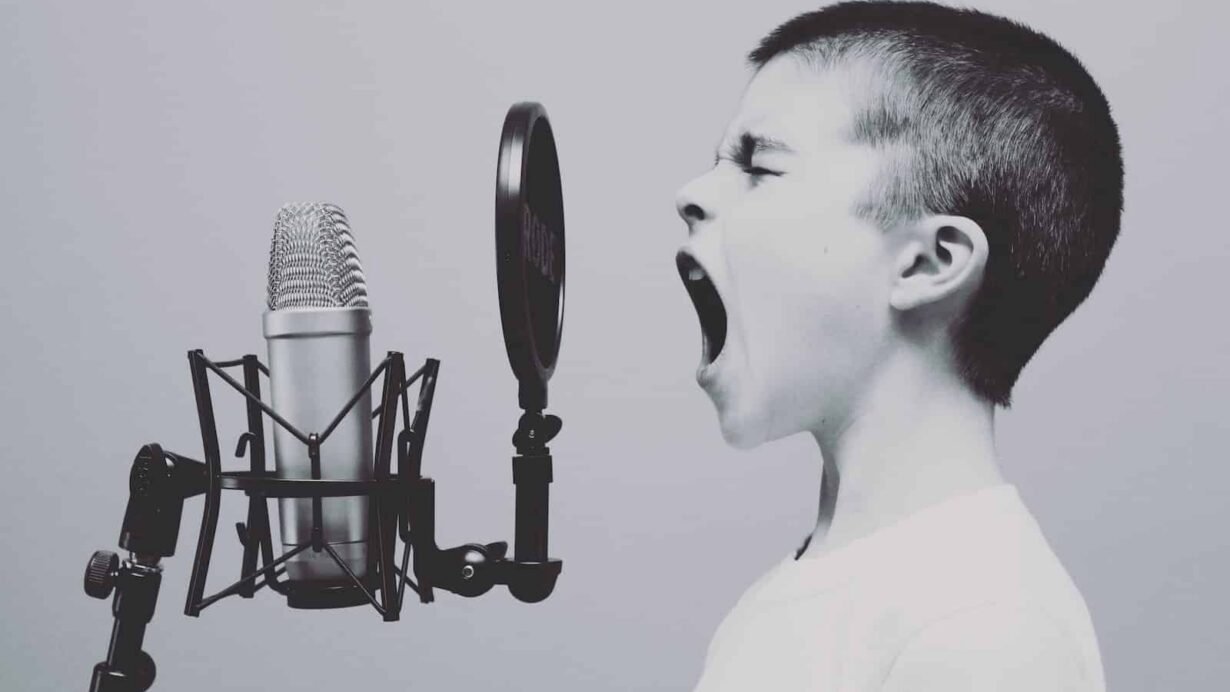 Enfant criant dans un microphone