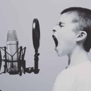 Enfant criant dans un microphone