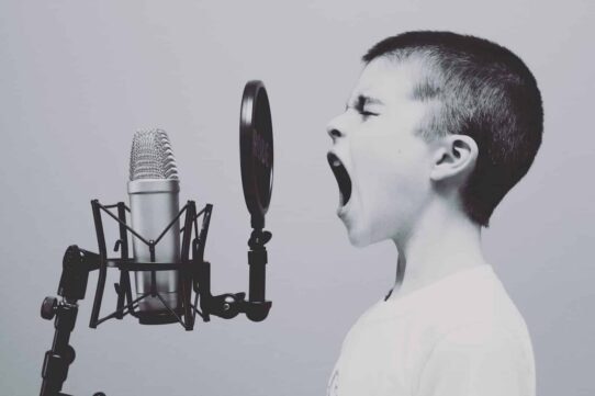 Enfant criant dans un microphone