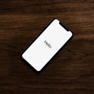 Smartphone affichant Hello sur une table en bois