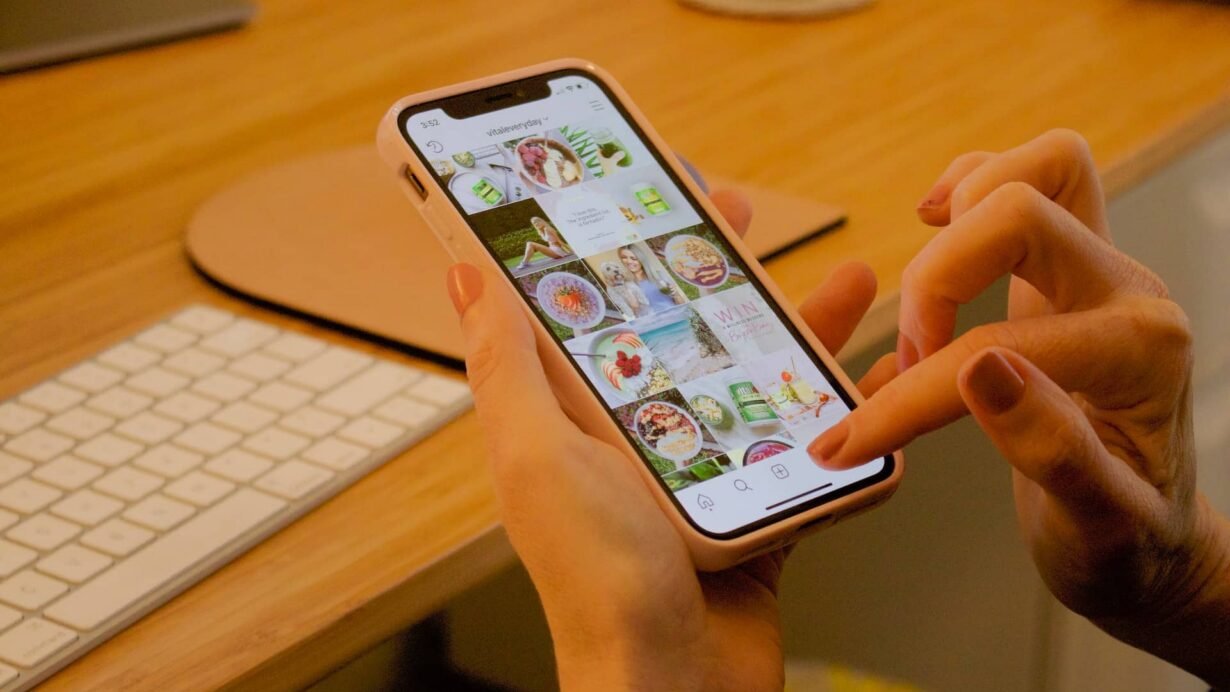 Personne utilisant un smartphone pour naviguer sur les réseaux sociaux