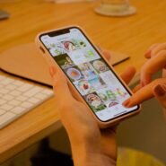 Personne utilisant un smartphone pour naviguer sur les réseaux sociaux