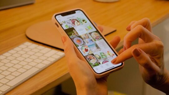 Personne utilisant un smartphone pour naviguer sur les réseaux sociaux