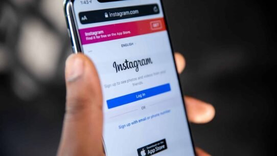 Écran de connexion à Instagram sur un smartphone