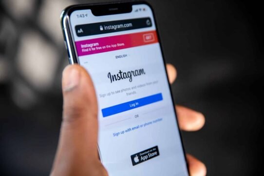 Écran de connexion à Instagram sur un smartphone